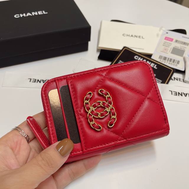 升级版Ohanel 新颜色最新多个卡位拉链卡包 山羊皮的质感无敌 这季主推的19系列，就是大大的菱格，浓浓的复古风，每个颜色都想入手的有木有 Logo亮眼独特洋