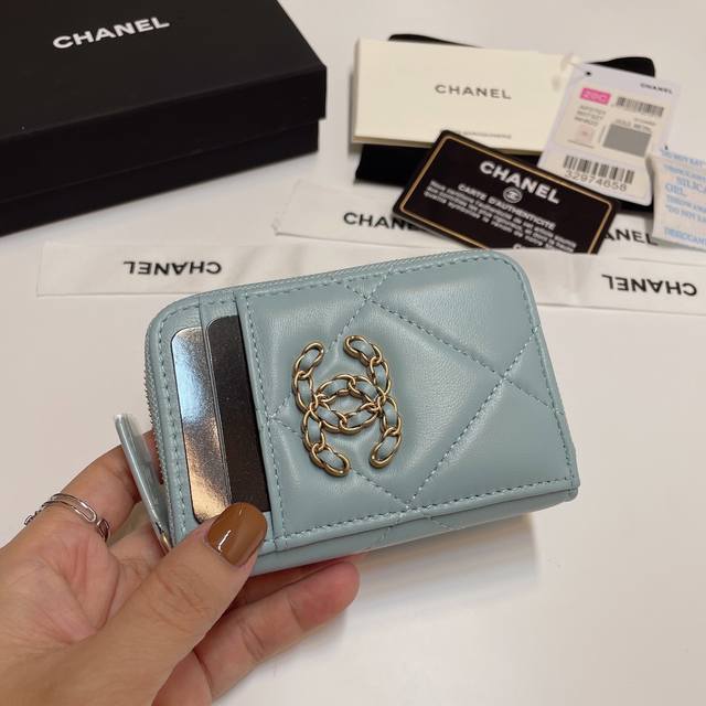 升级版Ohanel 新颜色最新多个卡位拉链卡包 山羊皮的质感无敌 这季主推的19系列，就是大大的菱格，浓浓的复古风，每个颜色都想入手的有木有 Logo亮眼独特洋