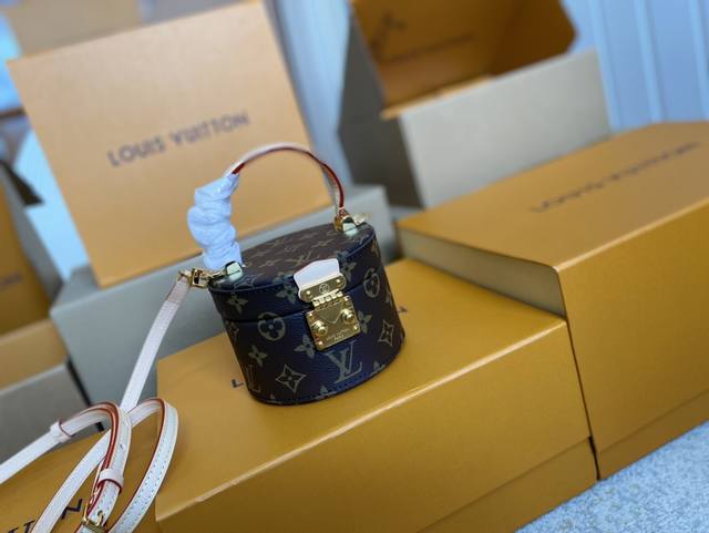 顶级原单 M46933支持Nxp芯片感应 动态芯片這款Scott手袋重新演驛路易威登的經典設計，將圓柱形的Scott盒子化身成為時尚百搭之作。 尺寸：13.5*