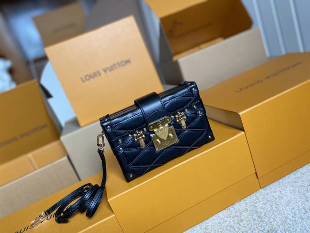 顶级原单 M23518菱格黑箱子包 Petite Malle 手袋欣赏 Petite Malle 手袋的经典构型、标志性 S-Lock 锁扣与抛光金属件，聆听路