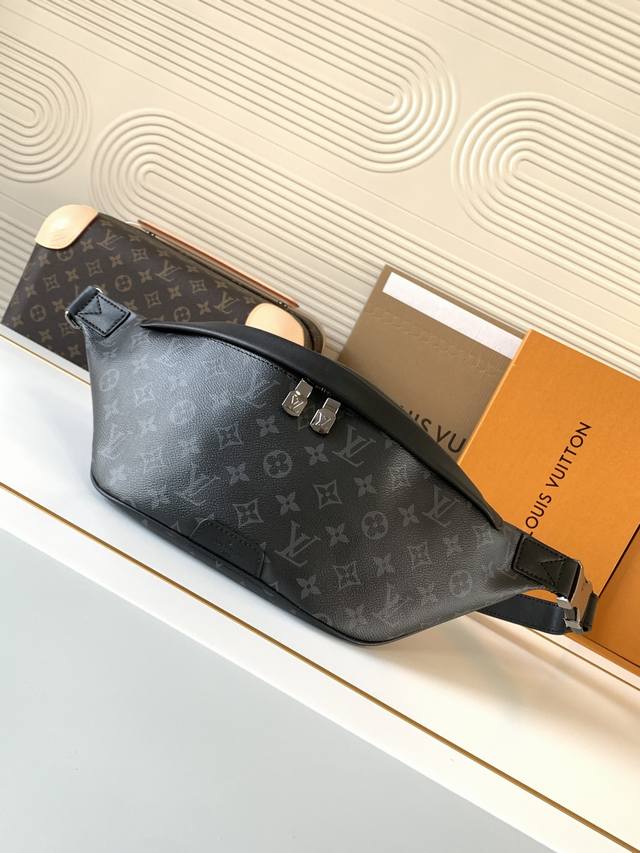 动态芯片 M44336 黑花大号 顶级原单 独家背景实拍 此款 Discovery 腰包由 Monogram Eclipse 帆布制成，兼具休闲时尚气质与现代功