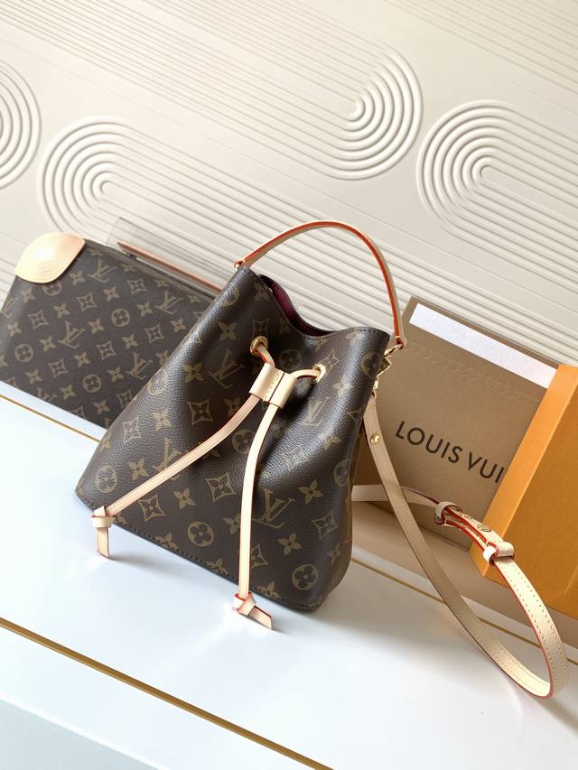 动态芯片 M46581老花 顶级原单 独家背景实拍 本款 NéOnoé Bb 手袋结合 Monogram 帆布和皮革饰边,以小巧尺寸重塑路易威登 NéOnoé 动态芯片 M46581老花 顶级原单 独家背景实拍 本款 NéOnoé Bb 手袋结合 Monogram 帆布和皮革饰边,以小巧尺寸重塑路易威登 NéOnoé