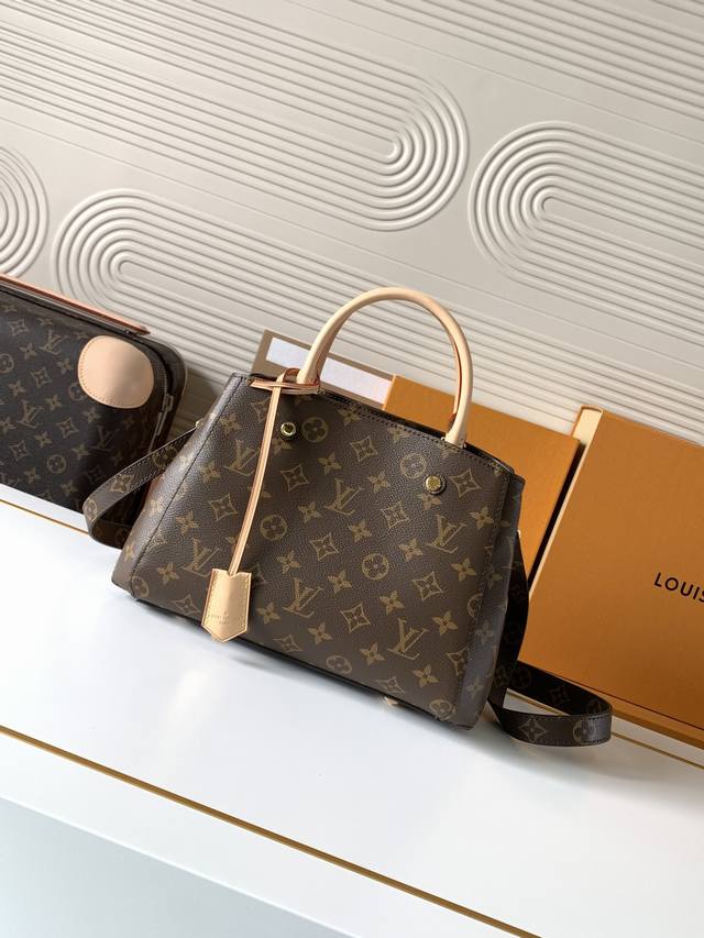 动态芯片 M41055老花小号 顶级原单 独家背景实拍 本款 Montaigne Bb 手袋以巴黎的典雅大道命名，以摩登笔触演绎实用功能。Monogram 帆布