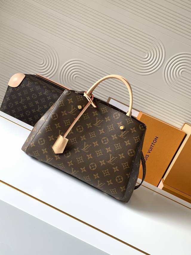 动态芯片 M41056老花大号 顶级原单 独家背景实拍 本款 Montaigne 中号手袋以巴黎的典雅大道命名，通过摩登笔触演绎实用功能。Monogram 帆布