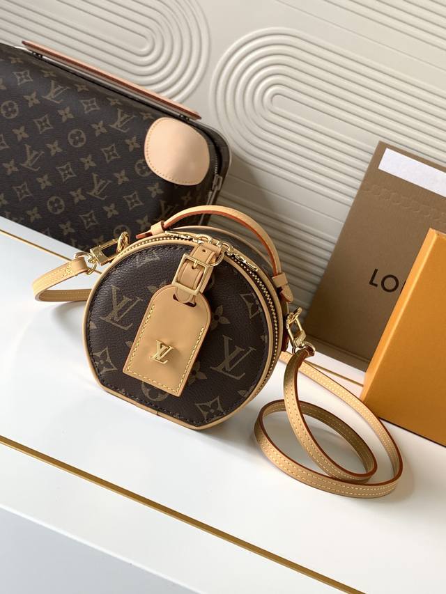 动态芯片 M44699老花 顶级原单 独家背景实拍 本款 Mini Bote Chapeau 手袋采用 Monogram 帆布塑造经典构型，以皮革名牌和 Mal