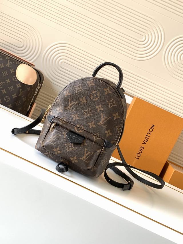 动态芯片 M44873老花Mini 顶级原单 独家背景实拍 本款 Palm Springs 迷你双肩包为实用背包注入都市型格，以清新活力契合现代生活节奏。Mon