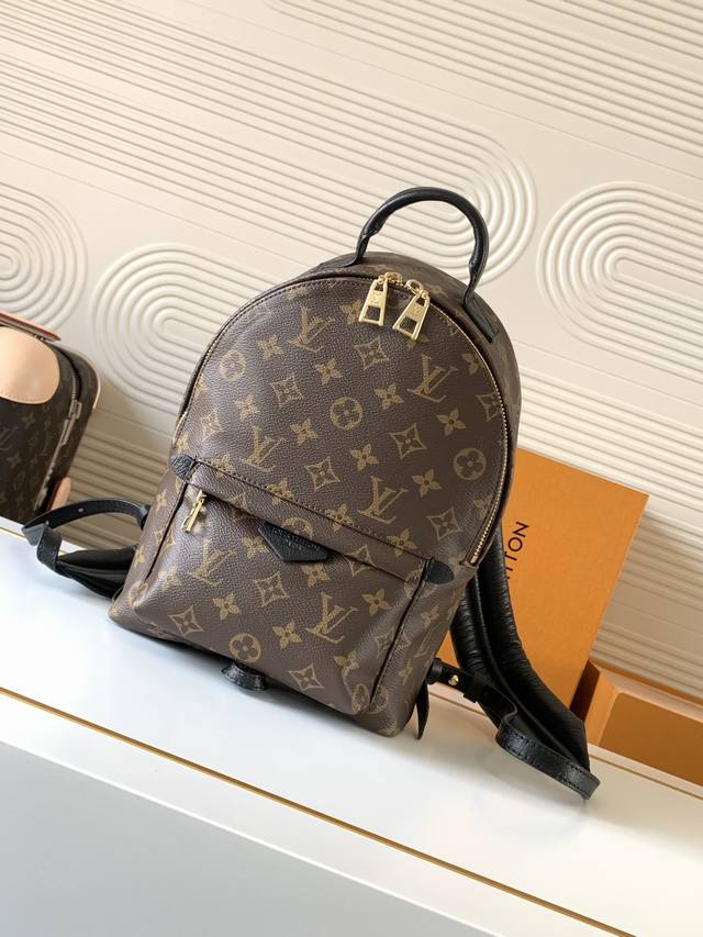 动态芯片 M44871老花小号 顶级原单 独家背景实拍 本款 Palm Springs 中号双肩包为实用背包注入都市型格,以清新活力契合现代生活节奏。Monog 动态芯片 M44871老花小号 顶级原单 独家背景实拍 本款 Palm Springs 中号双肩包为实用背包注入都市型格,以清新活力契合现代生活节奏。Monog