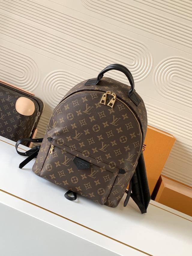 动态芯片 M44874老花中号 顶级原单 独家背景实拍 本款 Palm Springs 中号双肩包为实用背包注入都市型格，以清新活力契合现代生活节奏。Monog