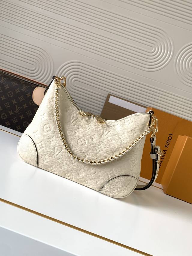 动态芯片 M12930米白 顶级原单 独家背景实拍 本款 Boulogne 手袋选用 Monogram Empreinte 皮革重绎经典设计，以多种背携方式彰显