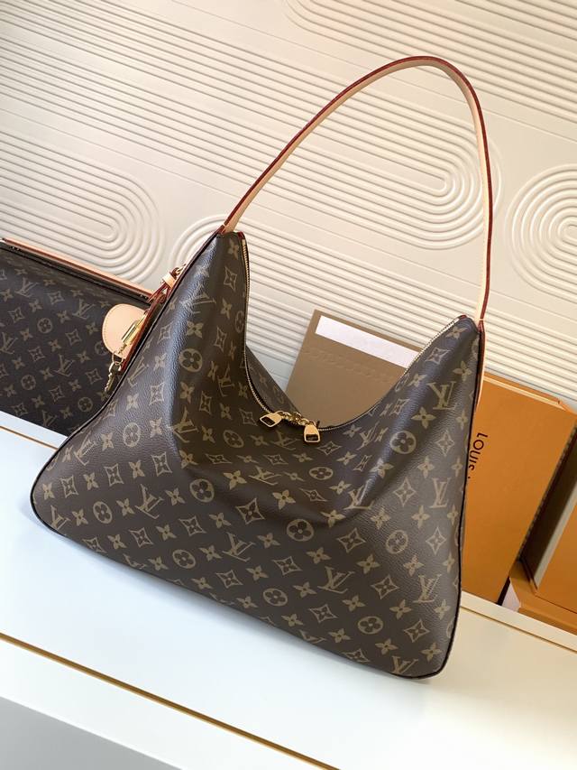 动态芯片 M12098 老花大 顶级原单 独家背景实拍 本款 Slouchy 中号手袋以 Monogram 帆布构筑别致轮廓，借崭新挂锁和名牌等金属件点亮工致细
