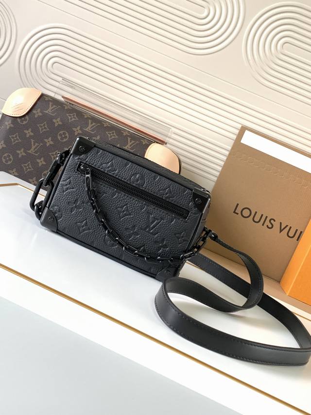 动态芯片 M55702黑压花 顶级原单 独家背景实拍 Soft Trunk 迷你手袋取材压印 Monogram 图案的 Taurillon 皮革，搭配铆钉边角和