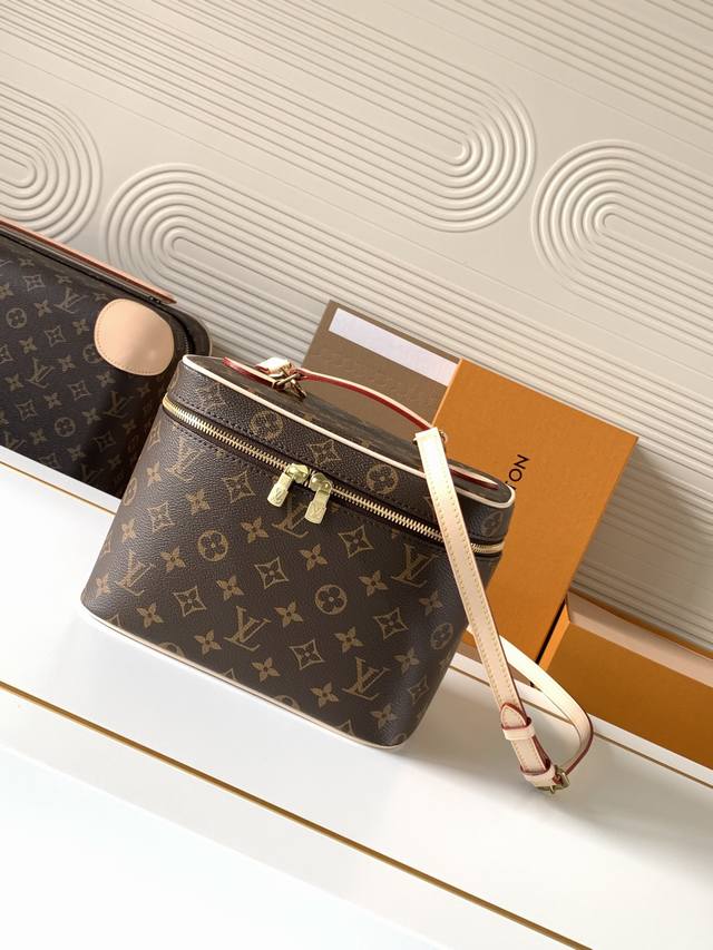 动态芯片 M42265老花 顶级原单 独家背景实拍 小即是美。以标志性的 Nice 化妆包为设计灵感来源，此款优雅的盥洗包是携带美容用品的个性之选。翻盖内侧的隐