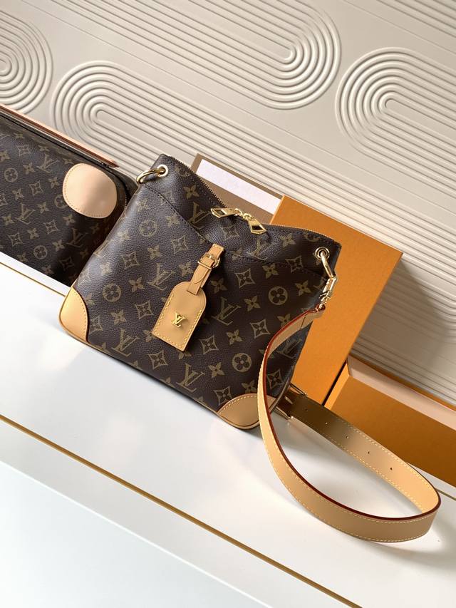 动态芯片 M45354黄小 顶级原单 独家背景实拍 路易威登于 秋冬推出新款 OdéOn 小号手袋，将优雅格调与实用功能融为一体。Monogram 帆布辅以拉链