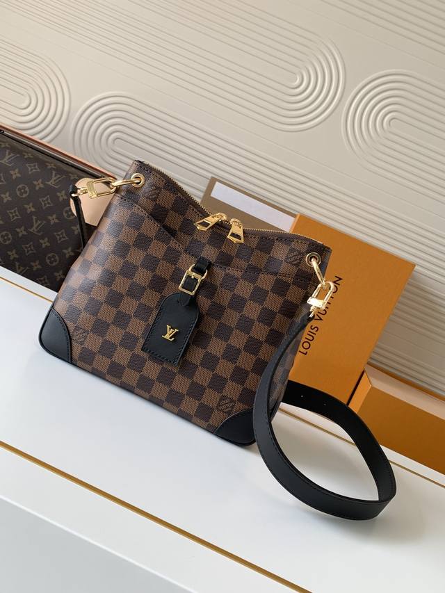 动态芯片 M50064啡小 顶级原单 独家背景实拍 路易威登于 秋冬推出新款 OdéOn 小号手袋，将优雅格调与实用功能融为一体。Monogram 帆布辅以拉链