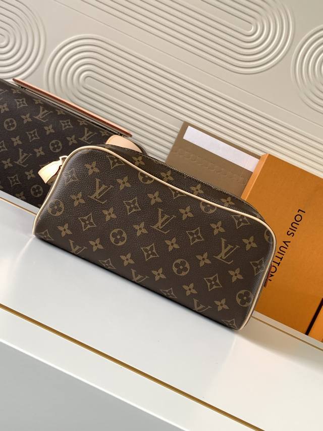 动态芯片 M44494 老花 顶级原单 独家背景实拍 路易威登标志性的 Monogram 帆布和牛皮革饰边塑造出 Dopp 盥洗包的经典韵味，充裕内里可安全存放