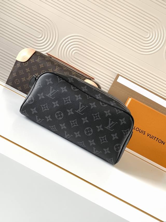 动态芯片 M46354黑花 顶级原单 独家背景实拍 路易威登标志性的 Monogram 帆布和牛皮革饰边塑造出 Dopp 盥洗包的经典韵味，充裕内里可安全存放梳