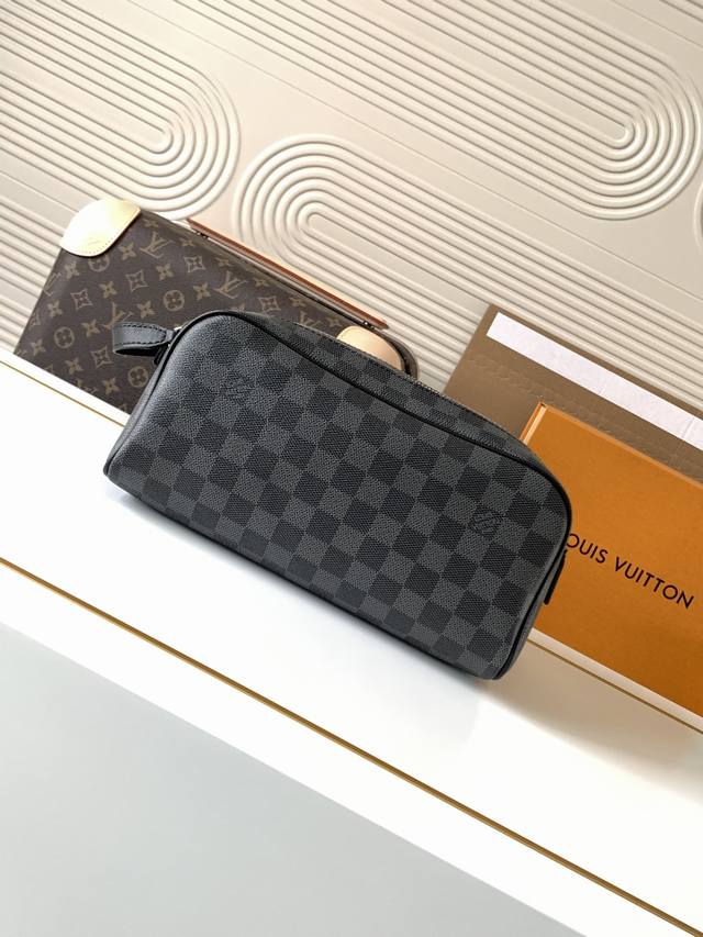 动态芯片 M40127 黑格顶级原单 独家背景实拍 路易威登标志性的 Monogram 帆布和牛皮革饰边塑造出 Dopp 盥洗包的经典韵味，充裕内里可安全存放梳