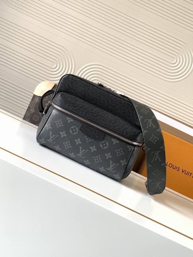 动态芯片 M30233黑花 顶级原单 独家背景实拍 路易威登以 Taga 皮革与 Monogram 帆布的交融迎接 年春夏，为 Outdoor 邮差包的大胆设计