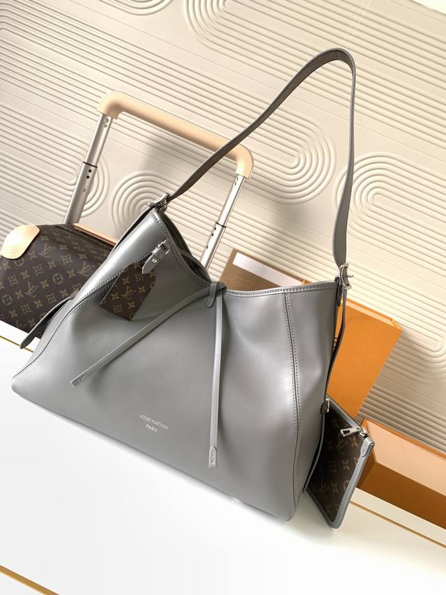 动态芯片 M12583灰 M25143黑 顶级原单 独家背景实拍 本款 Carryall Dark 中号手袋以柔软羊皮革塑造时尚慵懒廓形，为 春夏秀场造型增添瞩