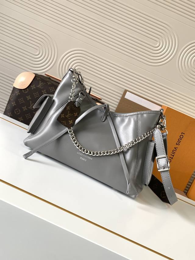 动态芯片 M12579灰 M24861黑 顶级原单 独家背景实拍 本款 Carryall Cargo 小号手袋以柔软羊皮革呈现时尚微皱效果，并为深邃背景搭配抛光