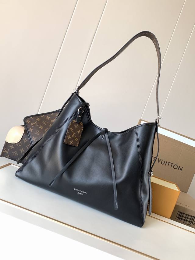 动态芯片 M25143黑 M12583灰 顶级原单 独家背景实拍 本款 Carryall Dark 中号手袋以柔软羊皮革塑造时尚慵懒廓形，为 春夏秀场造型增添瞩
