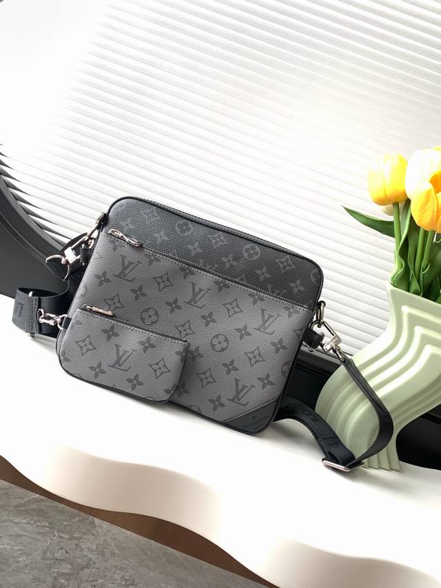 动态变码芯片 顶级原单加强版 Trio 邮差包由 Monogram Eclipse 帆布与 Monogram Eclipse Reverse 帆布制成。标志性的