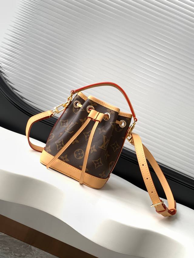 动态变码芯片 顶级原单加强版 本款 Nano Noé 手袋浓缩 1932 年 Noé 手袋的经典构型，以 Monogram 帆布和牛皮革饰边融合传统设计和当代功