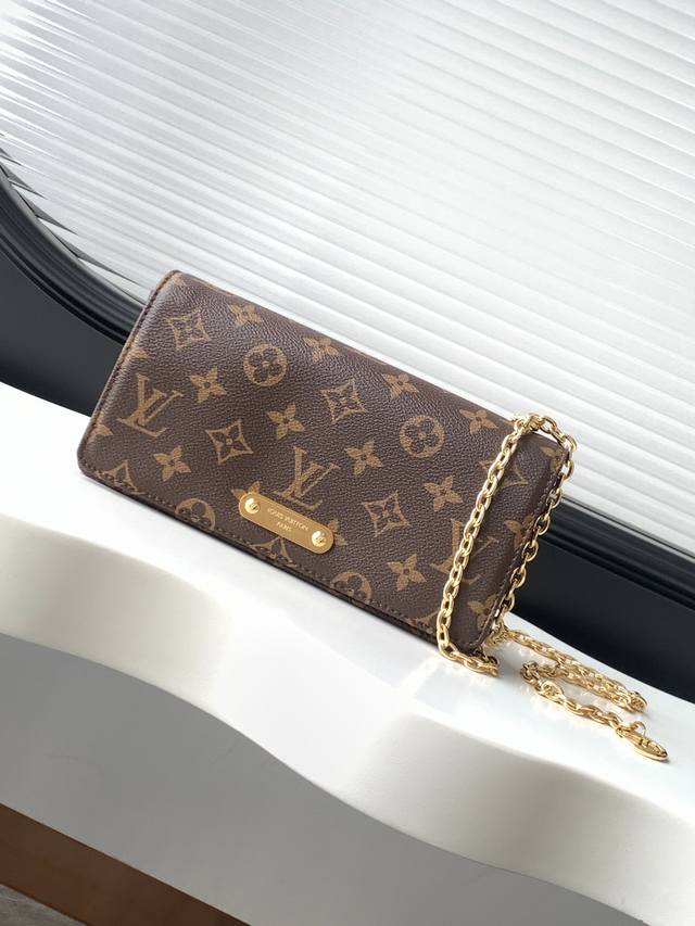动态变码芯片 顶级原单加强版 Lily Wallet On Chain 手袋以 Monogram 帆布裁出方正构型，为翻盖点缀饰钉和路易威登标识铭牌。充裕空间轻