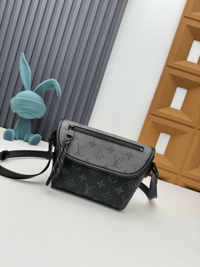 独家背景 动态芯片 M12806本款 Pulse 迷你手袋取材 Monogram Eclipse 涂层帆布，以简洁线条和运动元素传递摩登格调。精巧构型内设主隔层