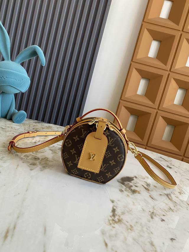 独家背景 动态芯片 顶级原单 M83575老花 M83614黄花 本款 Mini Bote Chapeau 手袋采用 Monogram 帆布塑造经典构型，以皮革