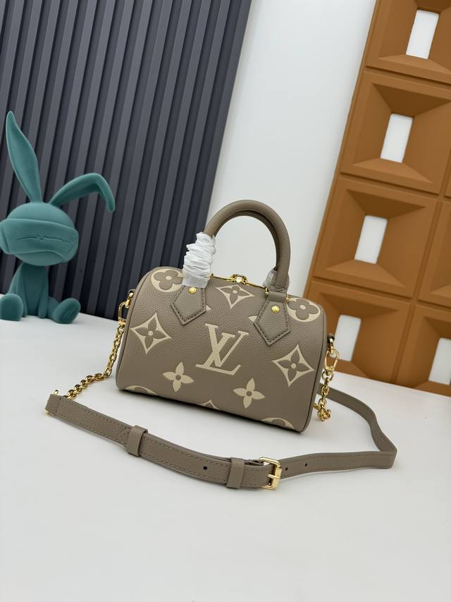 M46875冰白粉 M58953黑色 M46883冰白蓝 46575大象灰 M46397米白粉印 由双色 Monogram Empreinte 皮革制成，饰有