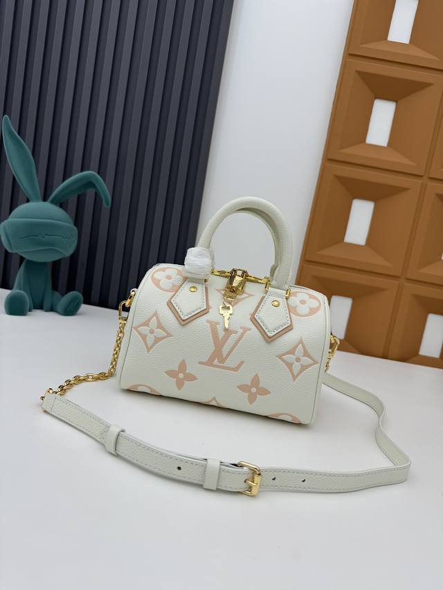 M46875冰白粉 M58953黑色 M46883冰白蓝 46575大象灰 M46397米白粉印 由双色 Monogram Empreinte 皮革制成，饰有