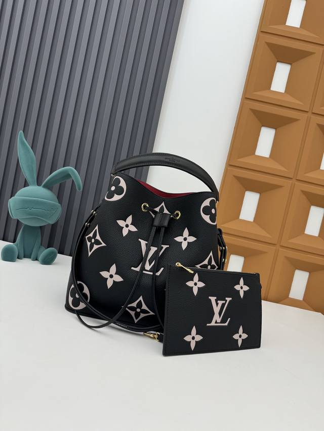 顶级原单 独家实拍 M45497黑色丝印 顶级原单 本款 NéOnoé 中号水桶包为压纹皮革铺陈超大 Monogram 印花，搭配抽绳和粘合内衬，其中央拉链袋可