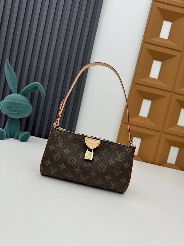 M47123 新款 Pochette Tirette手袋采用Monogram 帆布塑造慵懒廓形，以前卫之姿拉开路易威登春夏秀场序幕。皮革饰边烘托侧面恰似品牌拉链