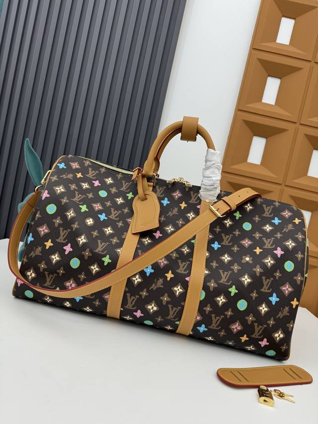 M24901黑色 M24233 白色年度最火，本款 Lv X Yk Keepall 50结合了经典设计与标志性细节。采用Damier Graphite帆布制成，