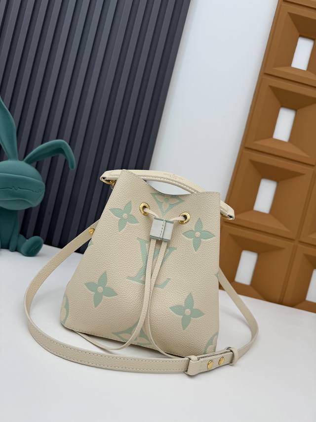 M24048 顶级原单 本款 NéOnoé Bb 手袋渲染春日新色，为 Monogram Empreinte 牛皮革压印 Lv 字母和 Monogram 花卉。