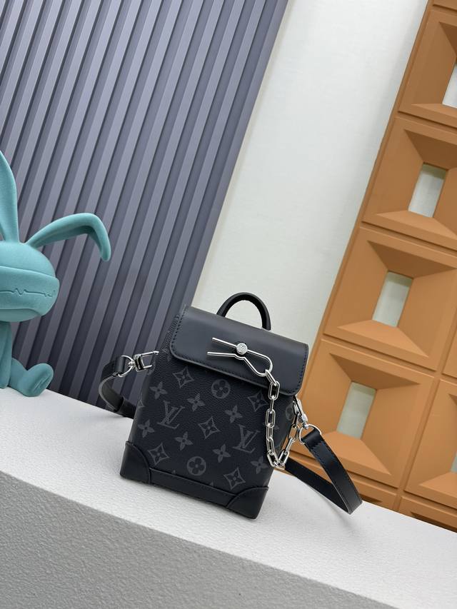 顶级原单 独家背景 Nano Steamer 手袋M82774 黑花 黑武士系列 本款 Nano Steamer手袋取材Monogram Eclipse帆布，以