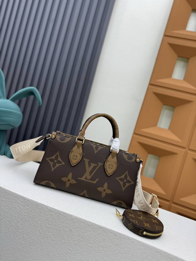 独家背景 原单M46653 本款 Onthego 托特包融合 Giant Monogram 和 Monogram Reverse 帆布，焕新演绎 East We