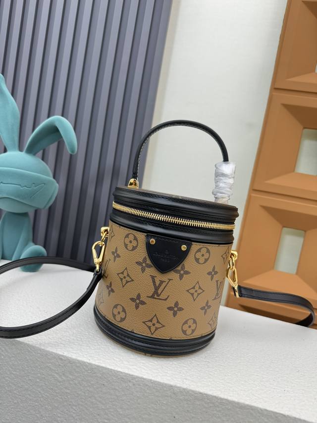 独家背景 原单 专柜热卖款 M43986 Cannes 拼色圆桶化妆包 发财桶，超级能装 众多网红同款！Size：15-17-15Cm