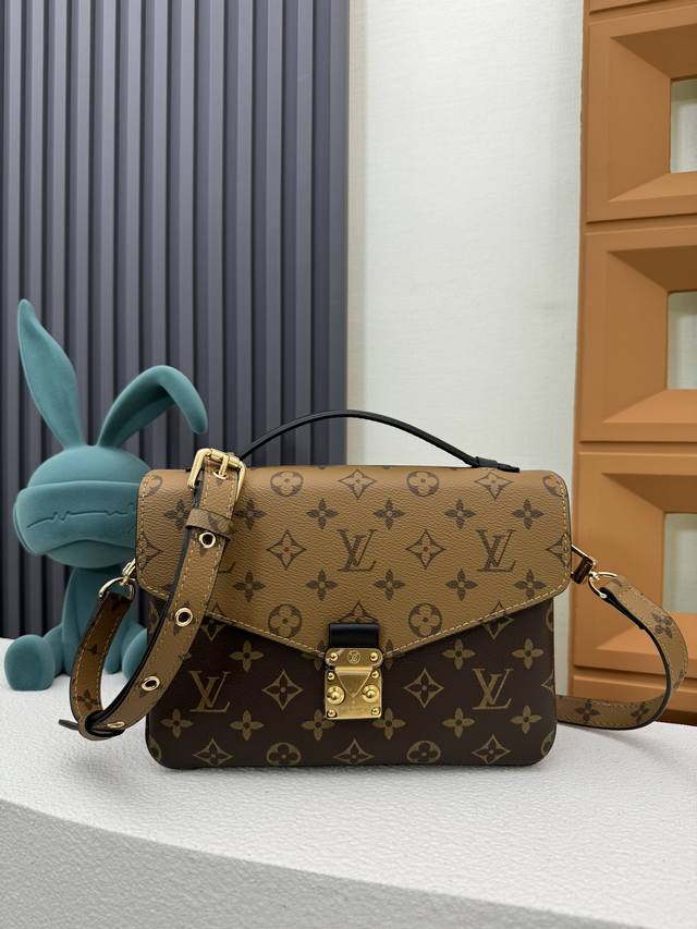 独家背景 原单原厂皮 Metis 经典邮差手袋 型号：M44875老花 M44876黄花 材料：A级全钢五金，进口原厂面料 尺寸：25X19 X9Cm