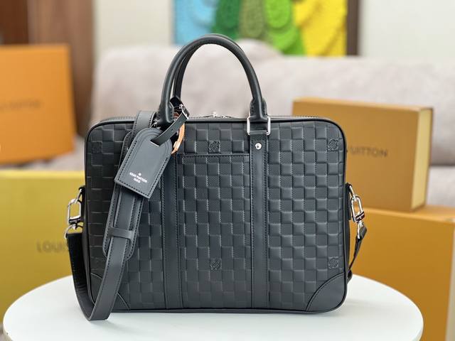 原厂头层牛皮原单五金变码芯片海外原单，型号：N40444，独家实拍！本款 Voyage 小号公文包取材 Damier Infini 牛皮革，以棋盘格压纹传递儒雅