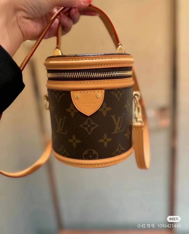 原单芯片版M82952老花 小号水桶包 Nano Cannes 手袋以 Monogram 帆布裁出圆筒构型，与化妆包设计不谋而合。皮革饰边和标签上压印的路易威登