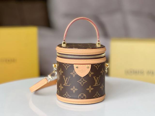 原单芯片版M82952老花 小号水桶包 Nano Cannes 手袋以 Monogram 帆布裁出圆筒构型，与化妆包设计不谋而合。皮革饰边和标签上压印的路易威登