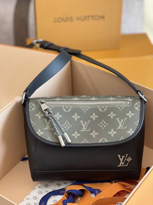 顶级原单全钢五金变码芯片，型号：M12625黑，Pulse 邮差包以粒面皮革和 Monogram 帆布演绎摩登风尚。线绳拉链头洋溢运动气息，可轻松开启翻盖上方的