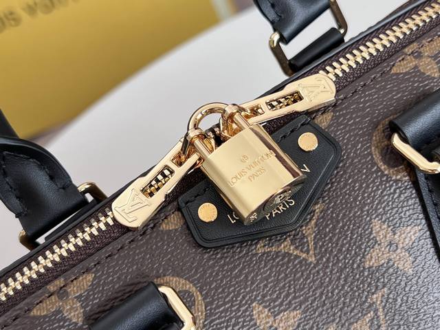 对版开发变码芯片 全钢五金 Lv枕头这一季Louis Vuitton秀款，型号：M13146老花 Lv2025早春系列]酷黑皮革与小巧老花时尚达人们