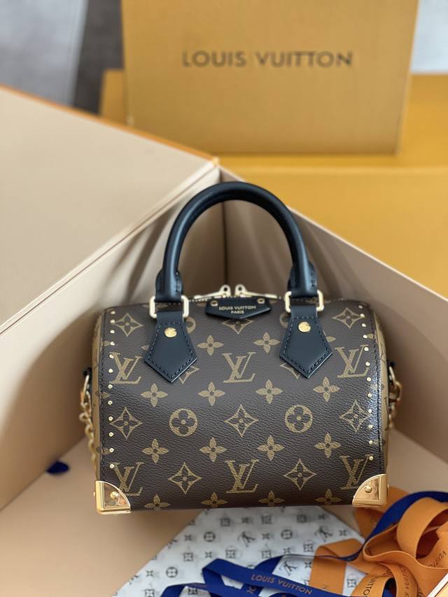 对版开发变码芯片 全钢五金 Lv枕头这一季Louis Vuitton秀款，型号：M13146老花 Lv2025早春系列]酷黑皮革与小巧老花时尚达人们，准备好迎接