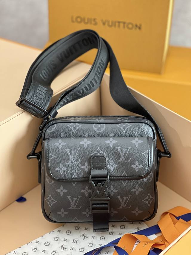 原单品质，变码芯片，全钢五金M12518黑花，本款 Getaway 邮差包取材 Monogram Eclipse 帆布，为前翻盖口袋搭配 Lv 字母快拆式搭扣，