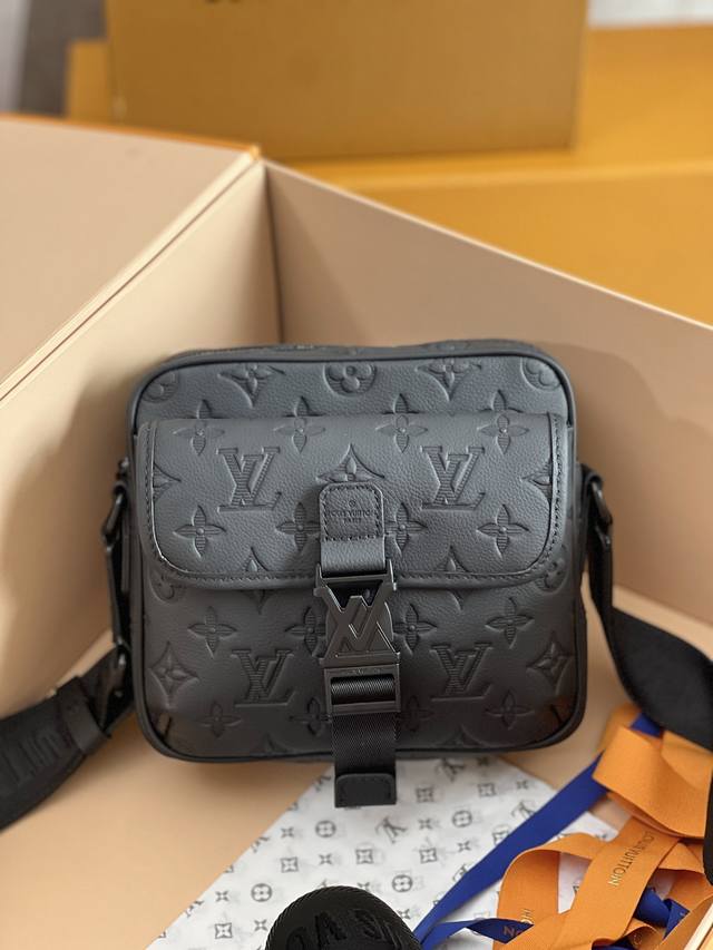 原单品质变码芯片全钢五金M12516压花，本款 Getaway 邮差包拥有 Monogram Shadow 皮革的细腻 Monogram 压纹，以紧凑构型实现邮