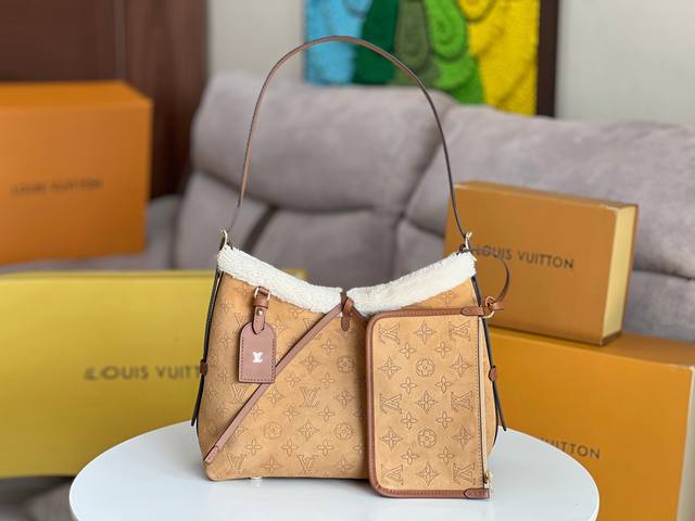 对版开发全钢五金变码芯片型号： M11843 本款 Carryall 小号手袋出自 Lv Ski 系列，为 Monogram 镂花穿孔绒面皮革融入羊毛皮饰边，成