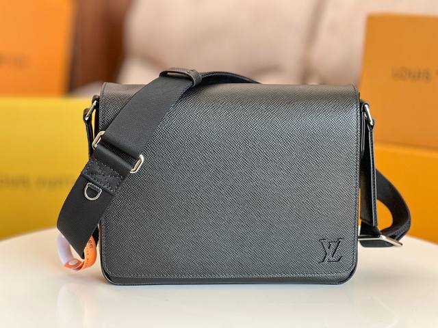 原单 District 小号邮差包 M30850 克色 本款 District 小号邮差包采用深染 Taga 皮革，搭配拉链后袋，以方正构型和适宜尺寸成就日常佳